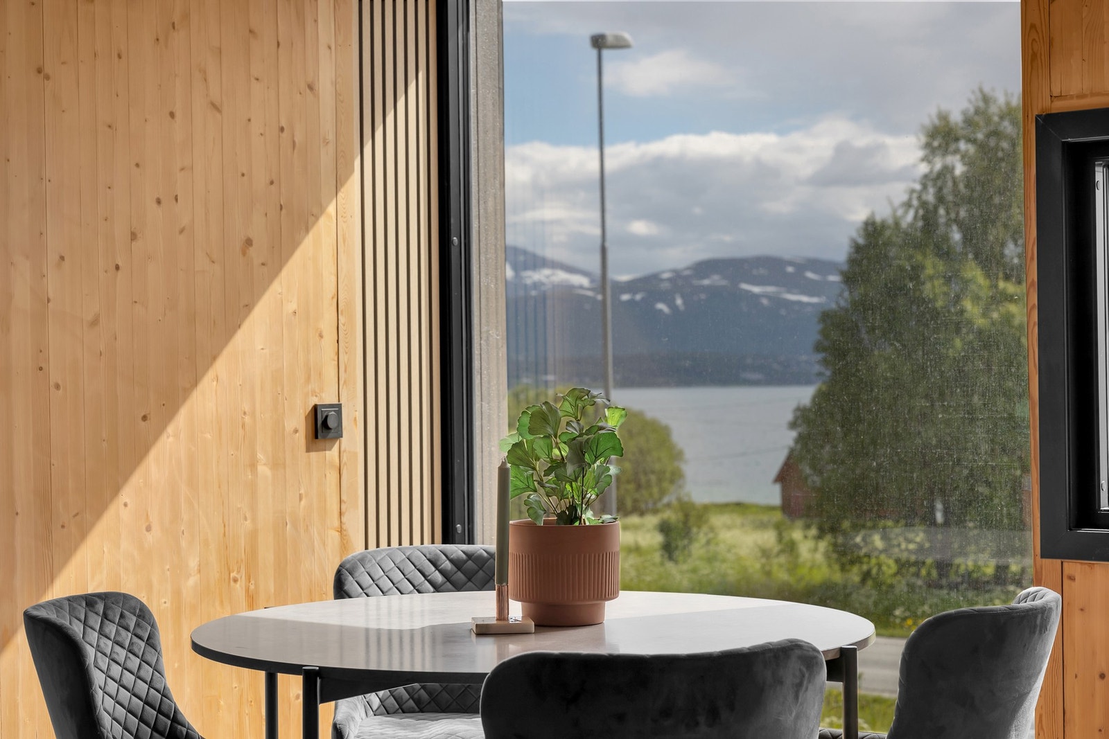 Utsikten fra vinduene, gir rommet et koselig preg. Galleribilde