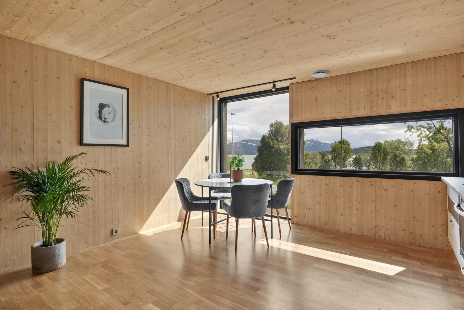 Spiseplassen har flotte utsiktsforhold. Galleribilde