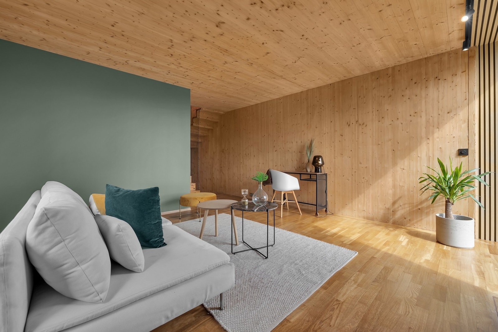 Stue er luftig med god plass og store vindusflater. Galleribilde