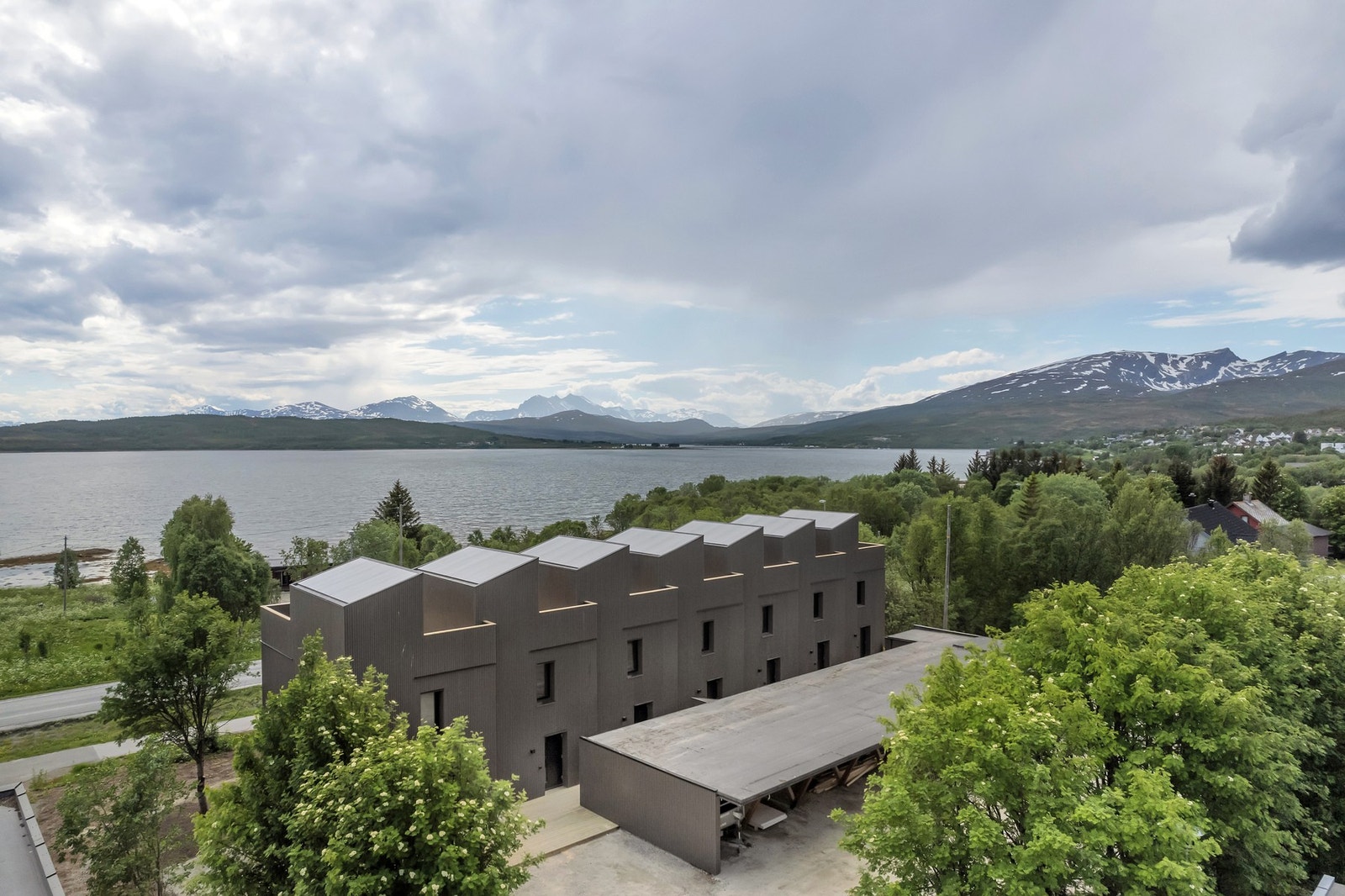 Det er eget bygg for carporter og boder. Galleribilde