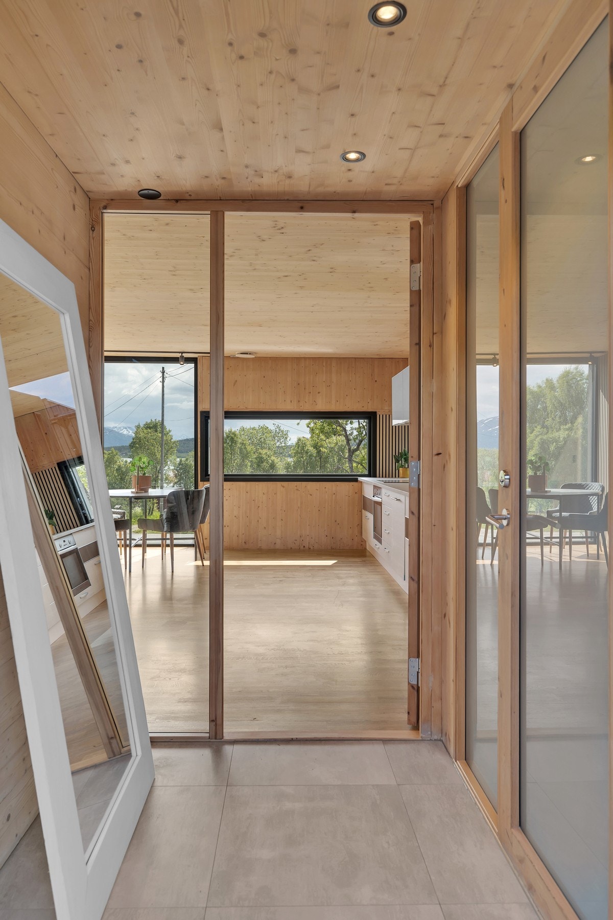 Trivelig entre med flislagt gulv. Galleribilde