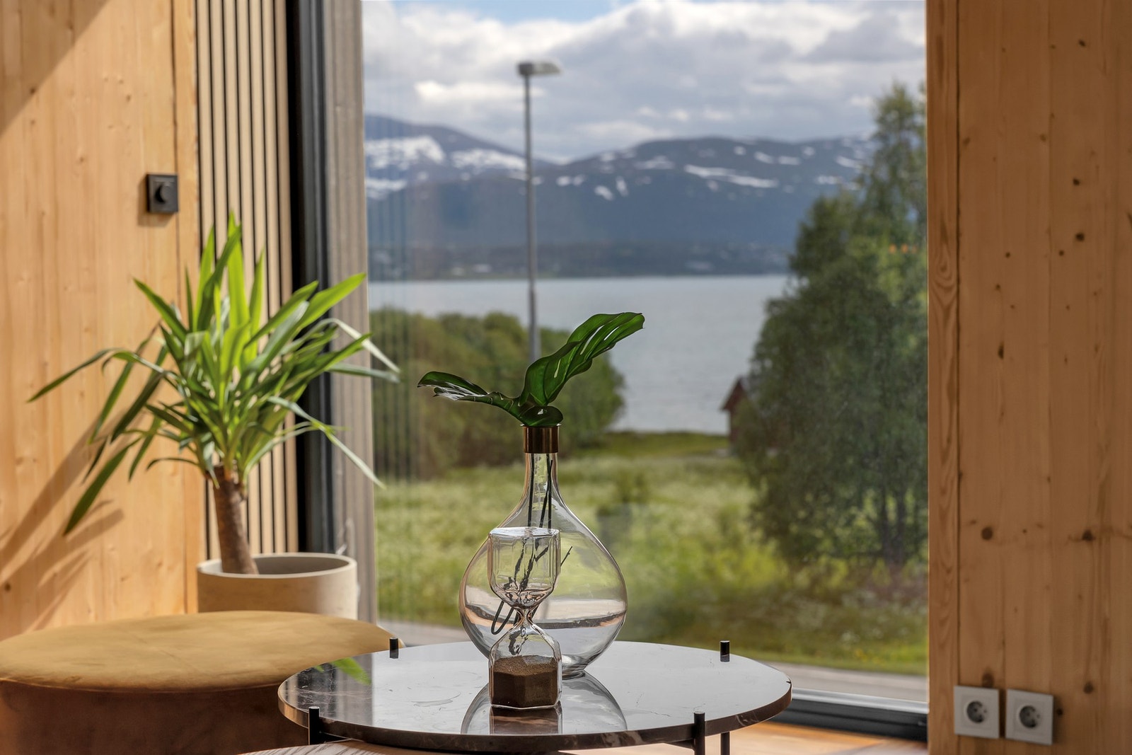 Boligen byr på nydelige utsiktsforhold mot Sandnessundet. Galleribilde