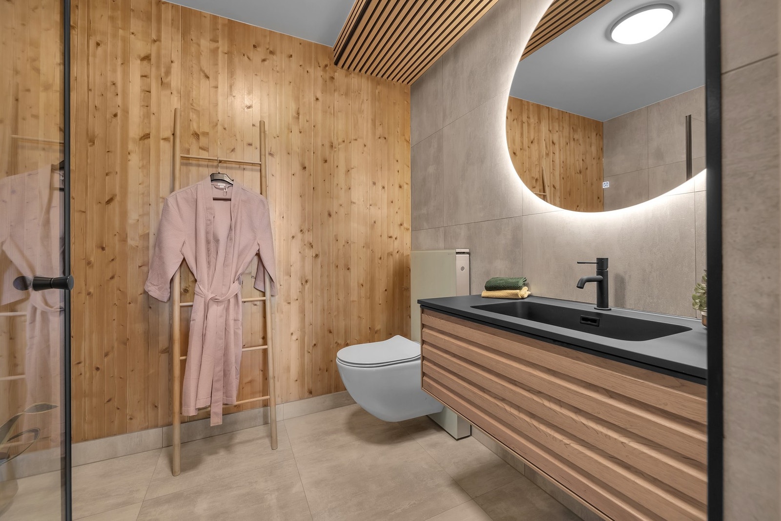 Her får du et flislagt gulv med varme, baderomsinnredning med nedfelt servant og WC: Galleribilde