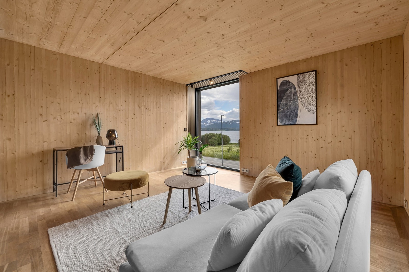 Hele boligen er innredet i en nøytral fargepalett. Galleribilde