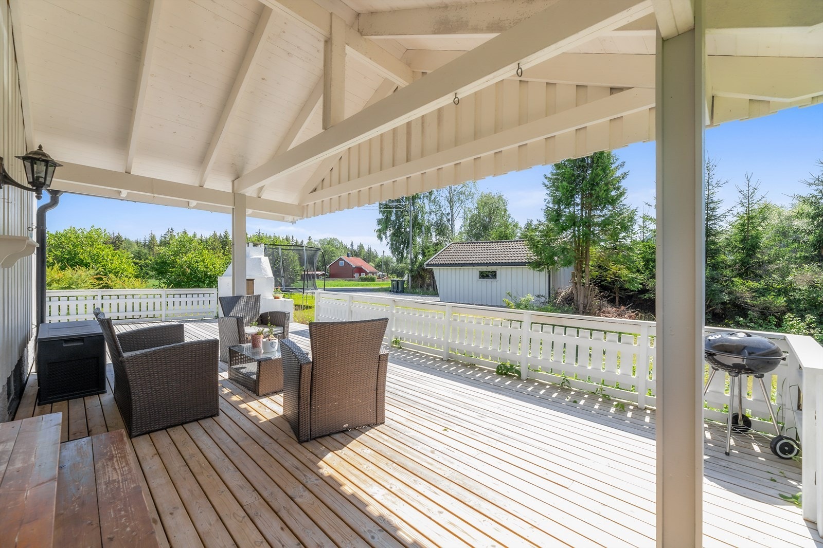 Terrassen er vendt mot sydlige solforhold og har nedgang til hagen Galleribilde