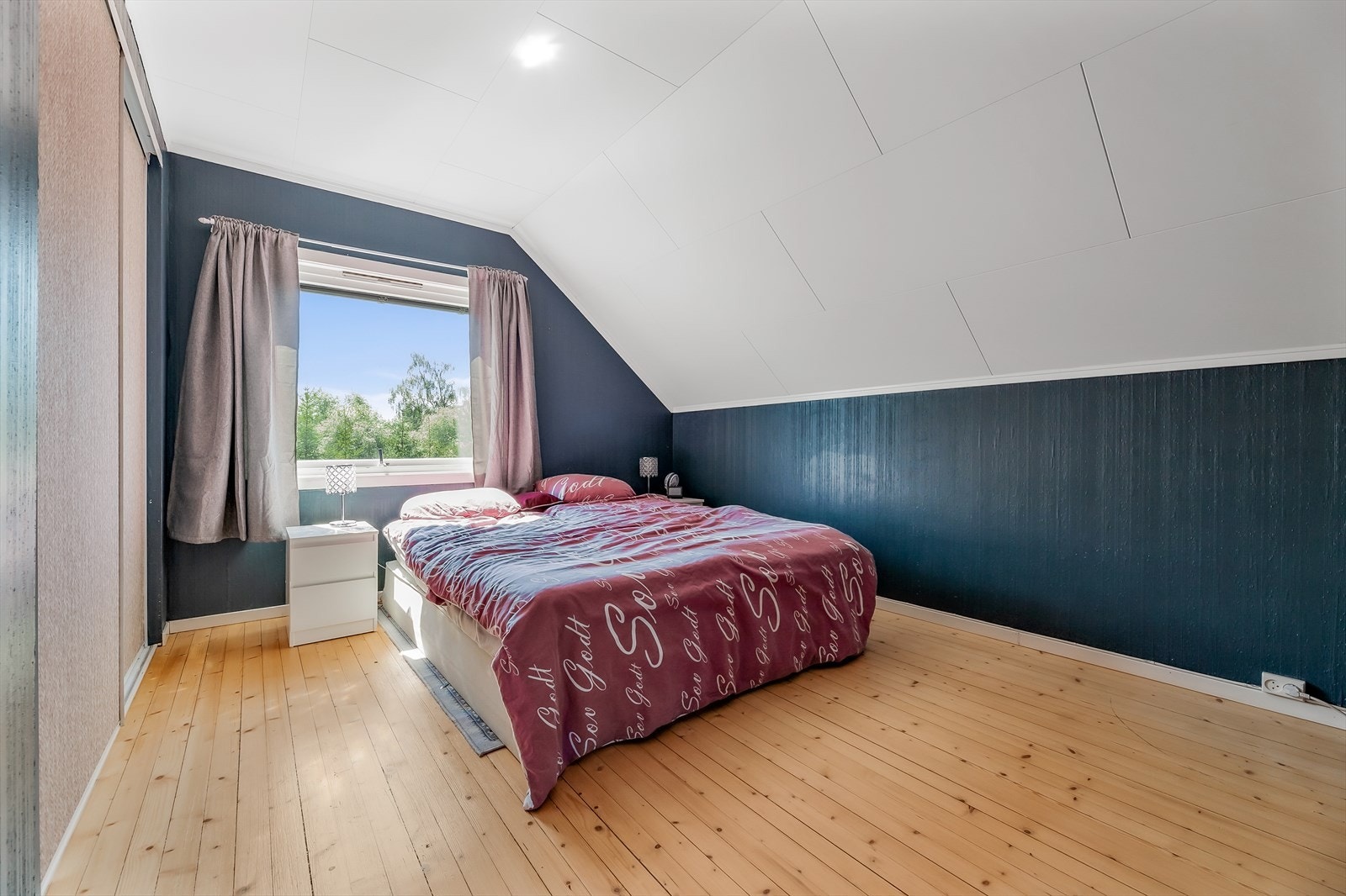 Alle soverommene er romslige og har plass til seng og skrivepult Galleribilde