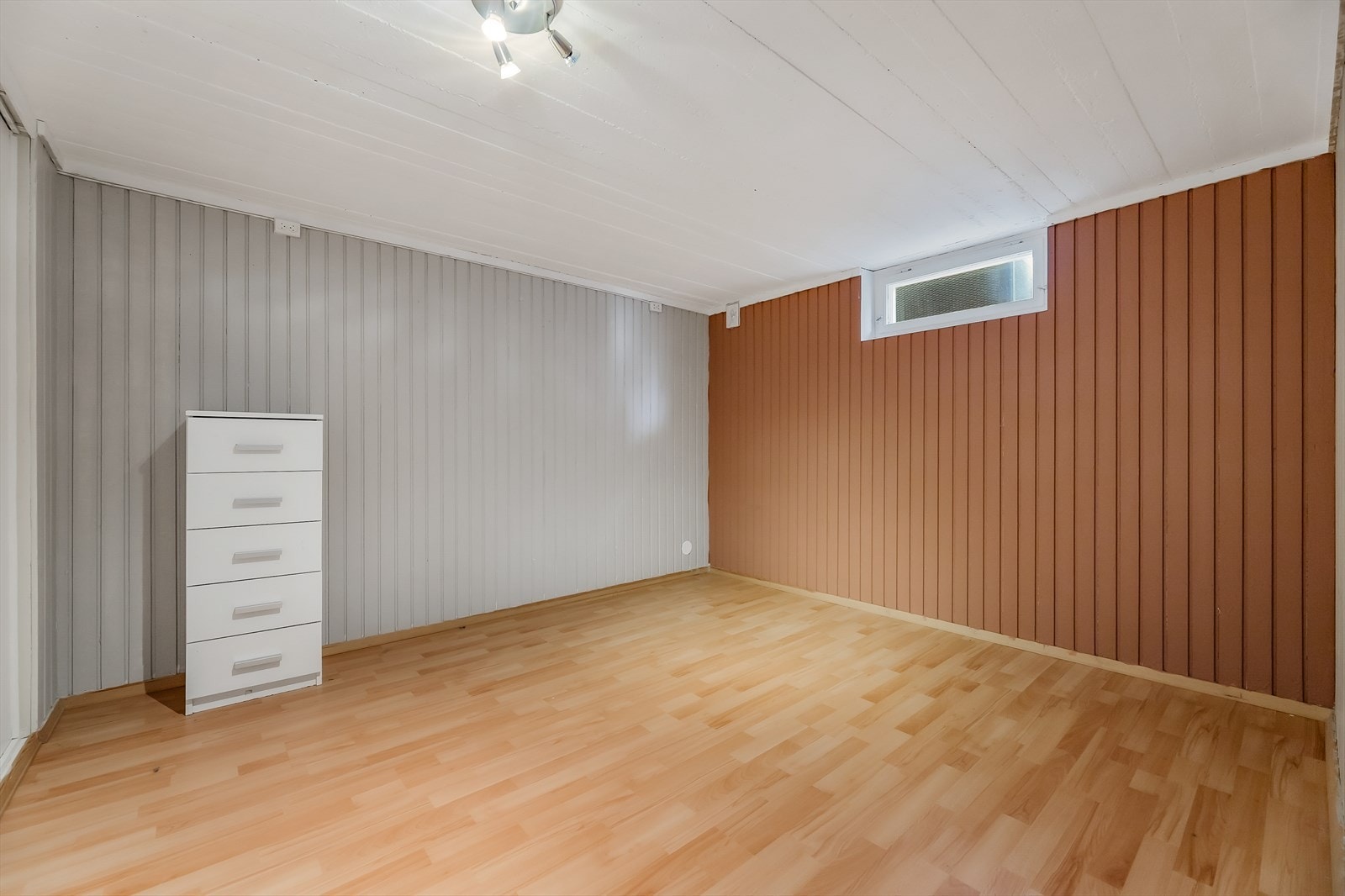 Det er rikelig med lagringsmuligheter i kjelleren Galleribilde