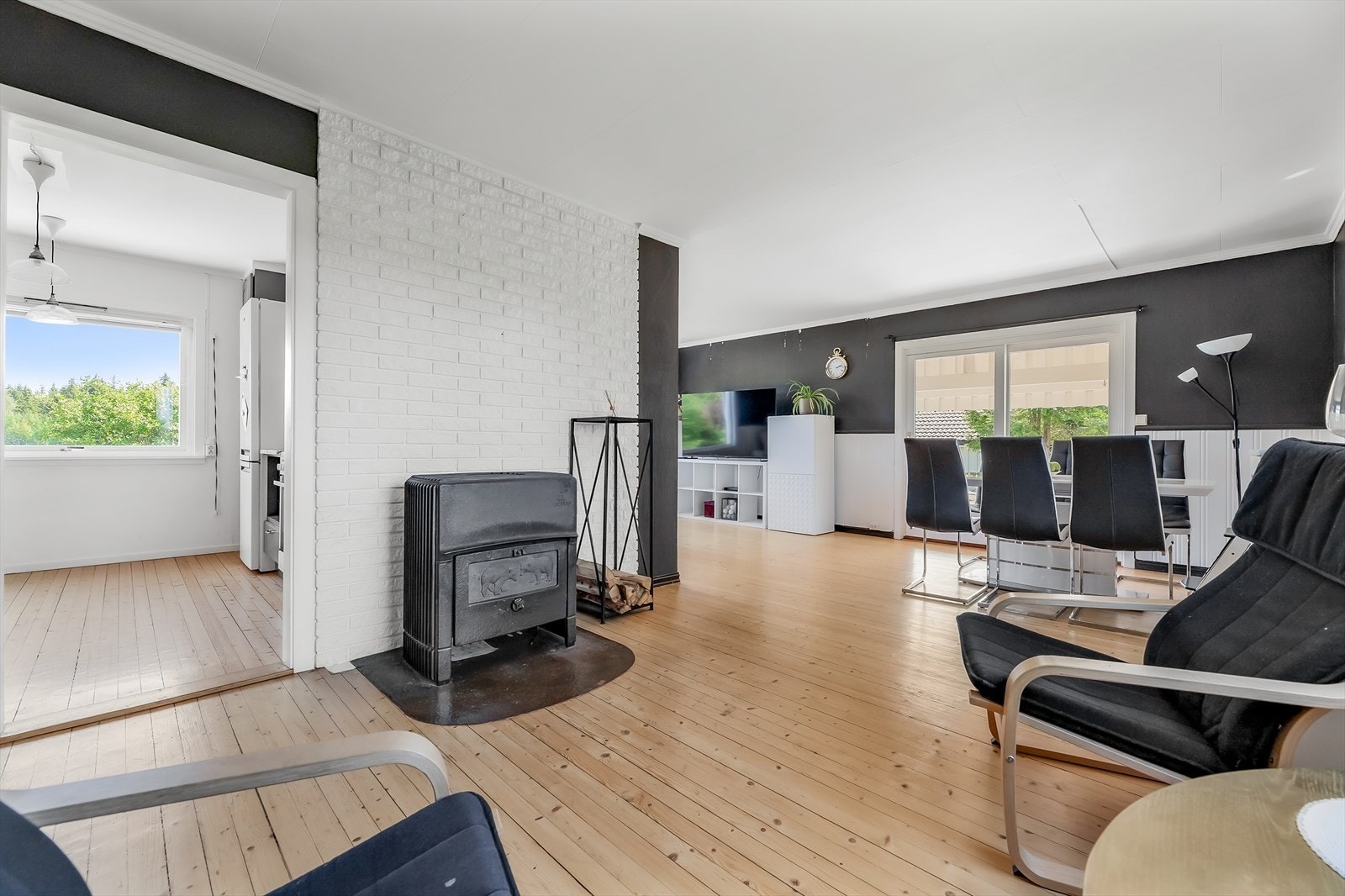 Vedovn sørger for ekstra varme og kos de kjølige dagene mens luft/luft-varmepumpe sørger for hovedoppvarmingen Galleribilde