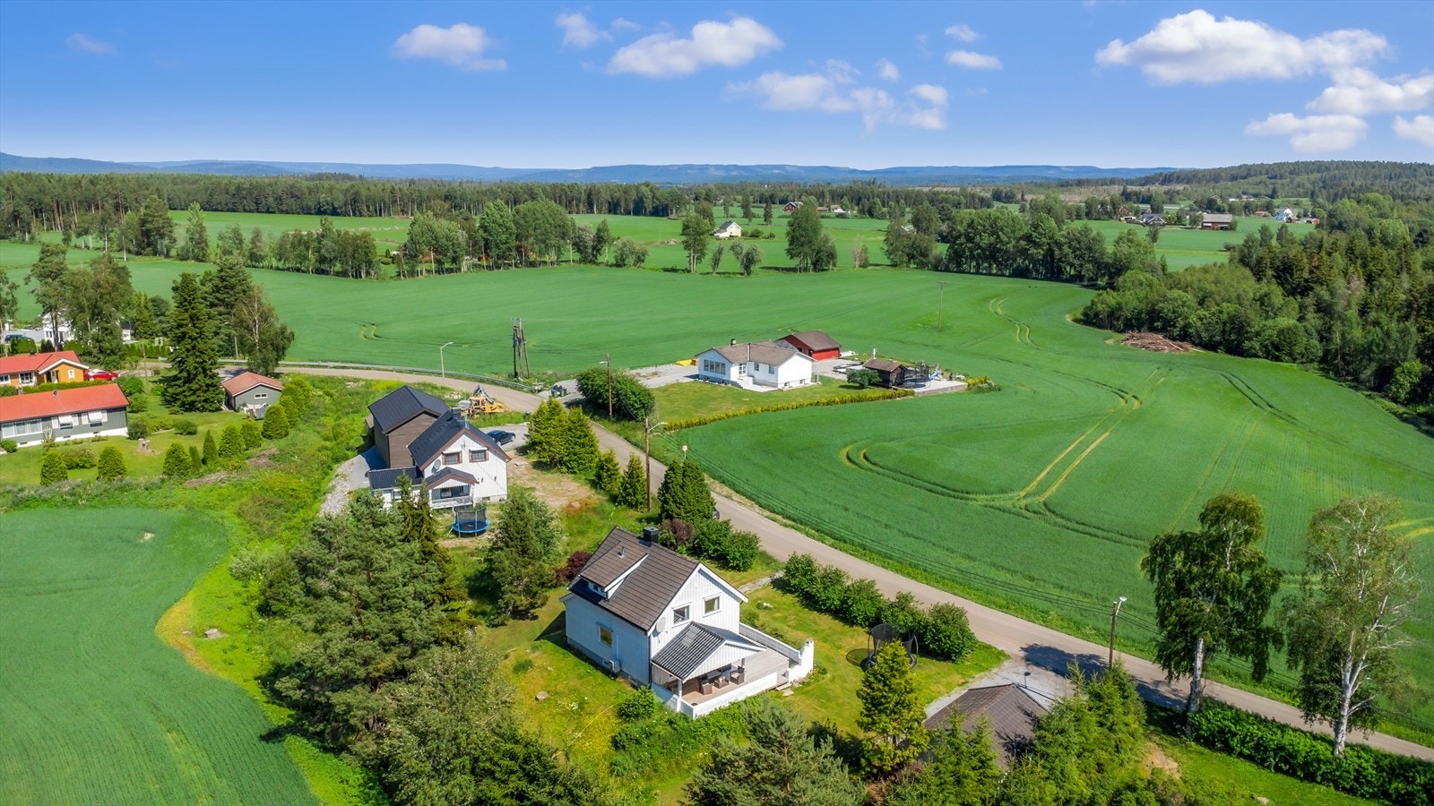 Det er nærhet til skoler, barnehager, offentlig kommunikasjon, flotte rekreasjonsområder og gode servicetilbud Galleribilde