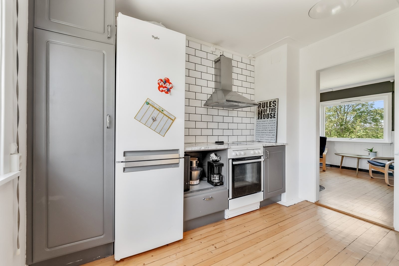 Hvite subway-fliser pryder og beskytter bakveggene Galleribilde