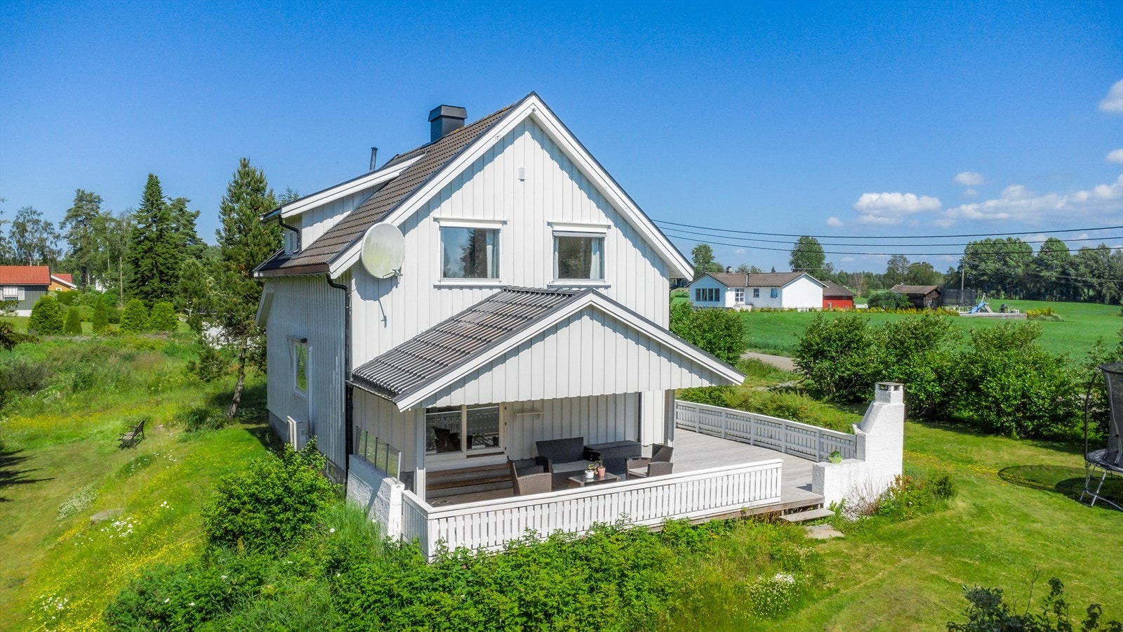 Fine uteplasser og skjermet hage Galleribilde