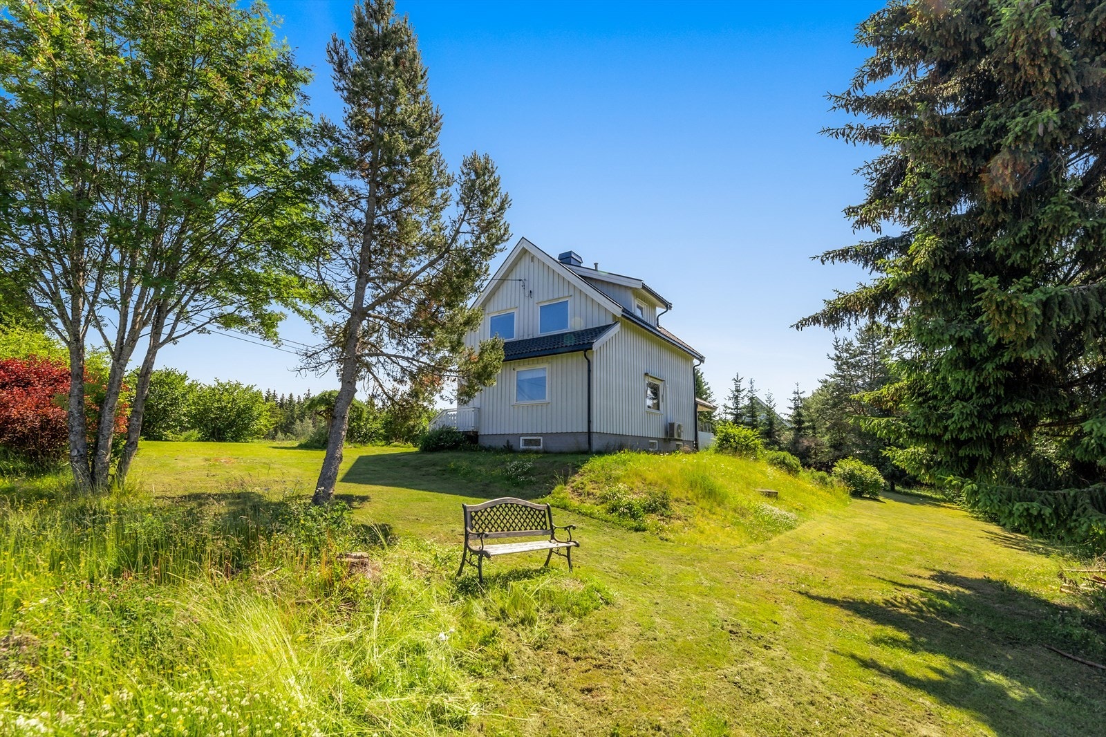 Koselig uteområde med benk og vakker utsikt Galleribilde