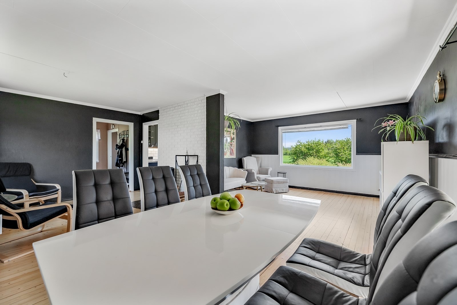 Med gjennomgående endeløsning oppleves stuen lys og luftig Galleribilde