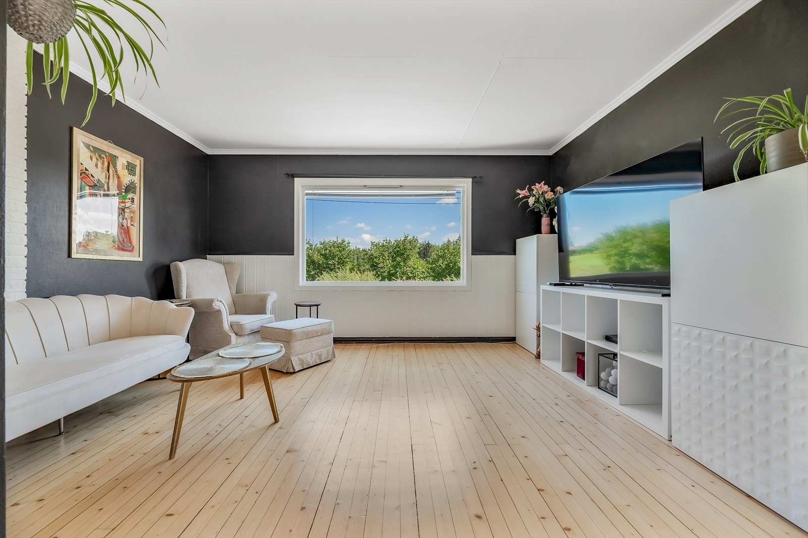 Overflatene er malt i moderne farger og gulvet er belagt med heltre furugulv Galleribilde