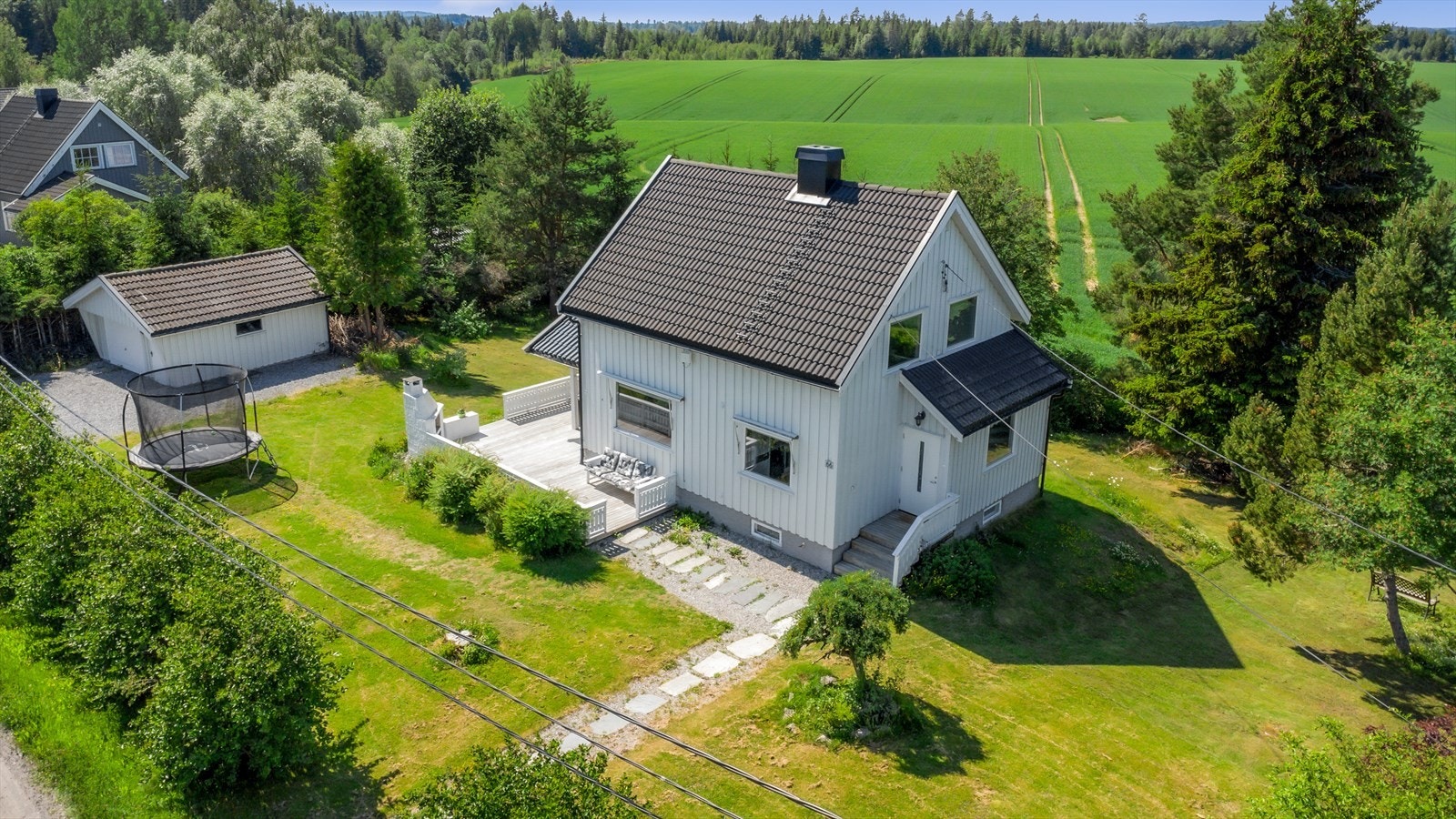 Sjarmerende enebolig med stor hage og garasje Galleribilde