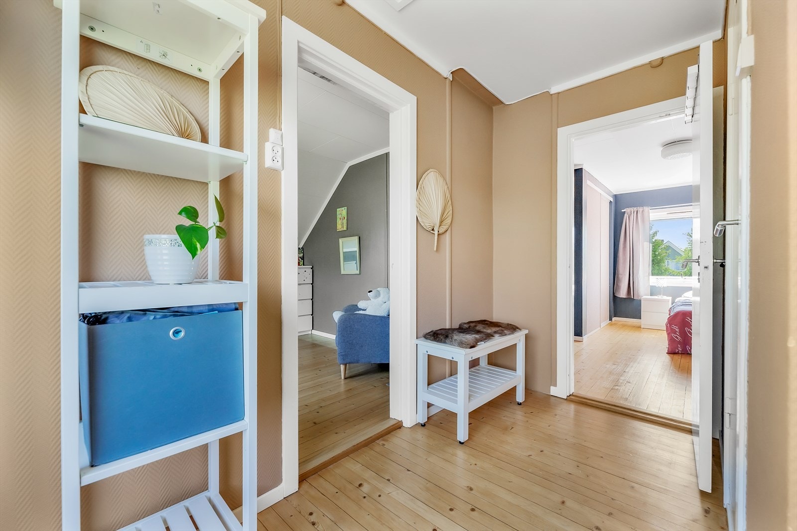 Boligens tre gode soverom ligger i loftsetasjen Galleribilde