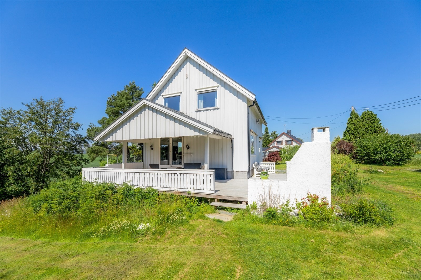 Familievennlig enebolig med stor velstelt tomt og herlige uteplasser Galleribilde