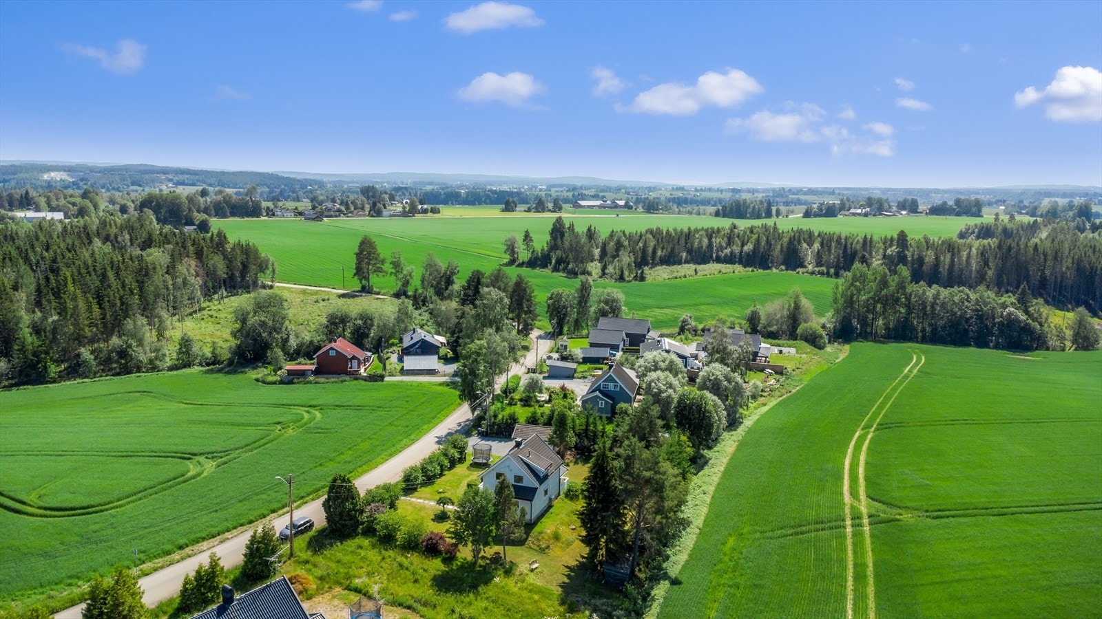 Eiendommen har nærhet til Glomma og alt den kan by på, meget gode tur- og rekreasjonsmuligheter, merkede stier og skogsareal i området Galleribilde