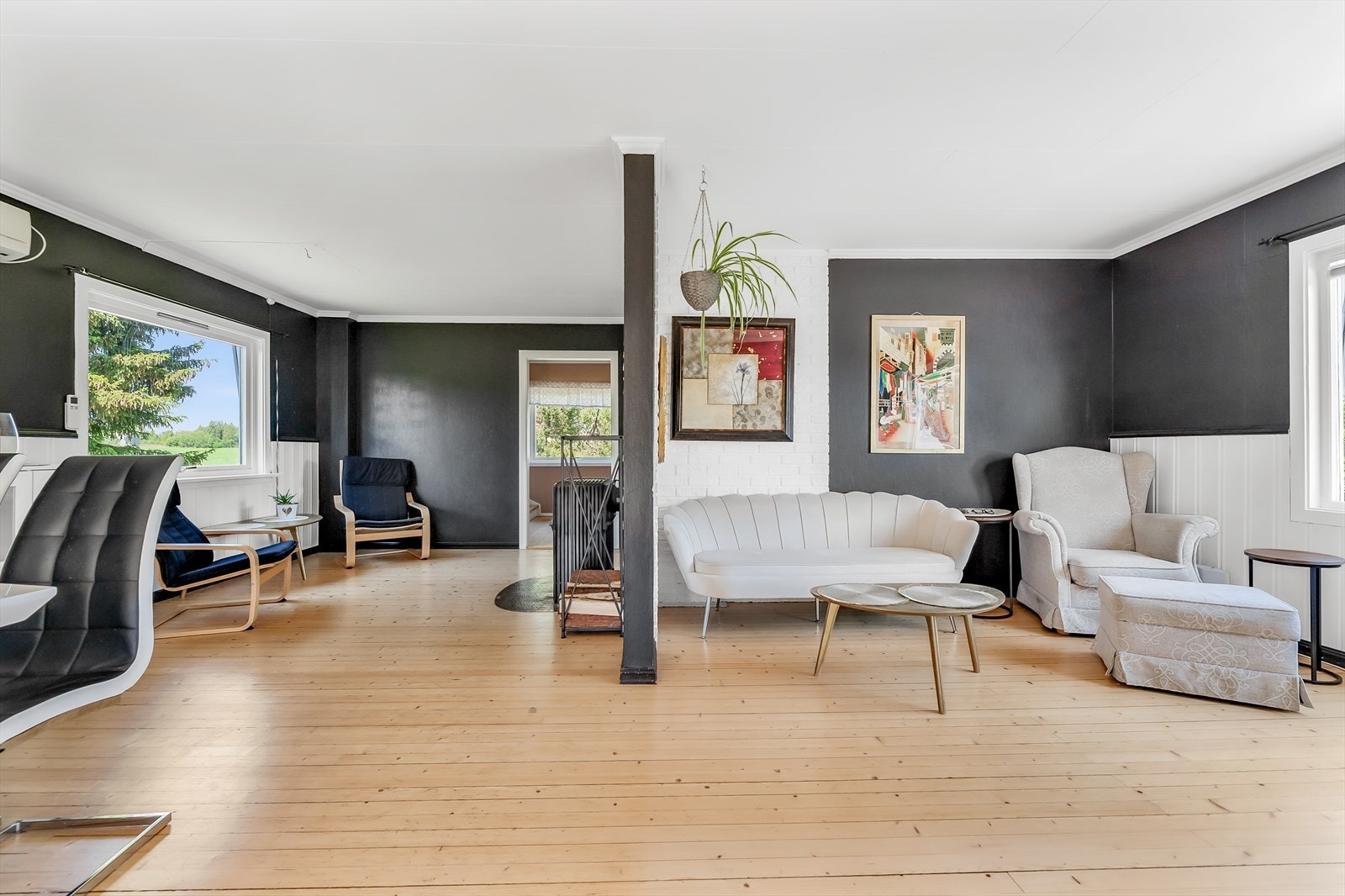 I stuen er det plass til både sofagruppe og spisebord i tillegg til media-møblement, vitrineskap og lesekrok Galleribilde