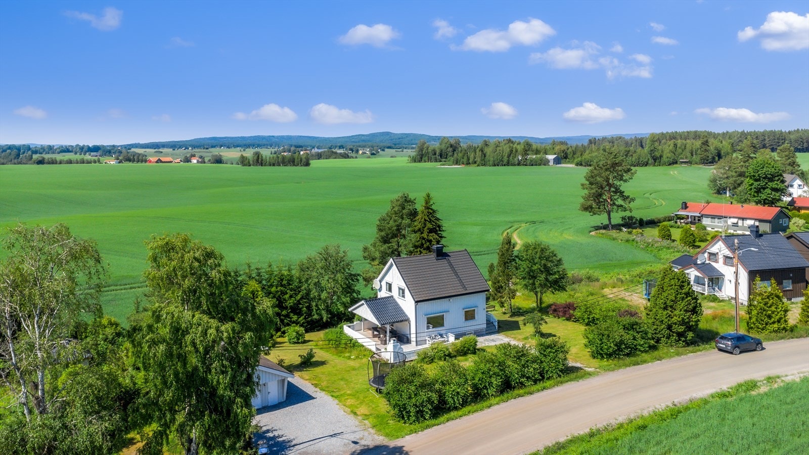 Boligen ligger i et rolig og barnevennlig område med lite gjennomgangstrafikk på Oppaker Galleribilde