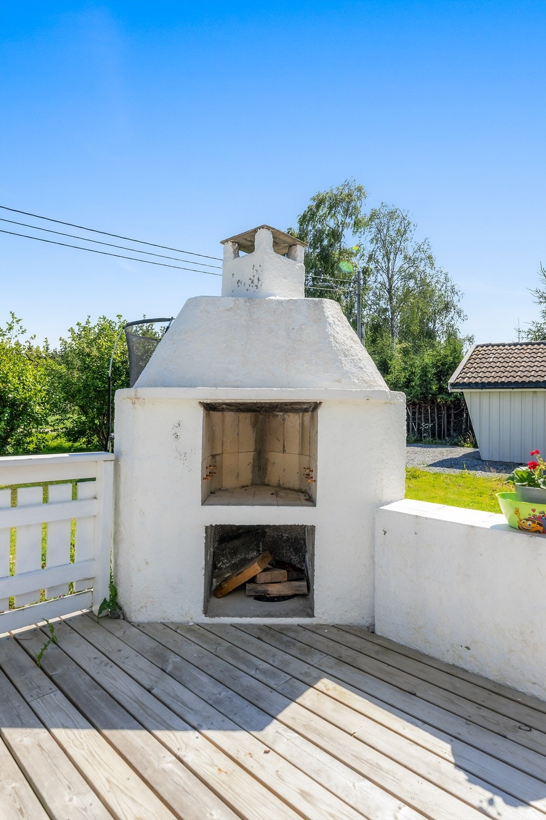 En flott utepeis er montert i hjørnet av terrassen Galleribilde