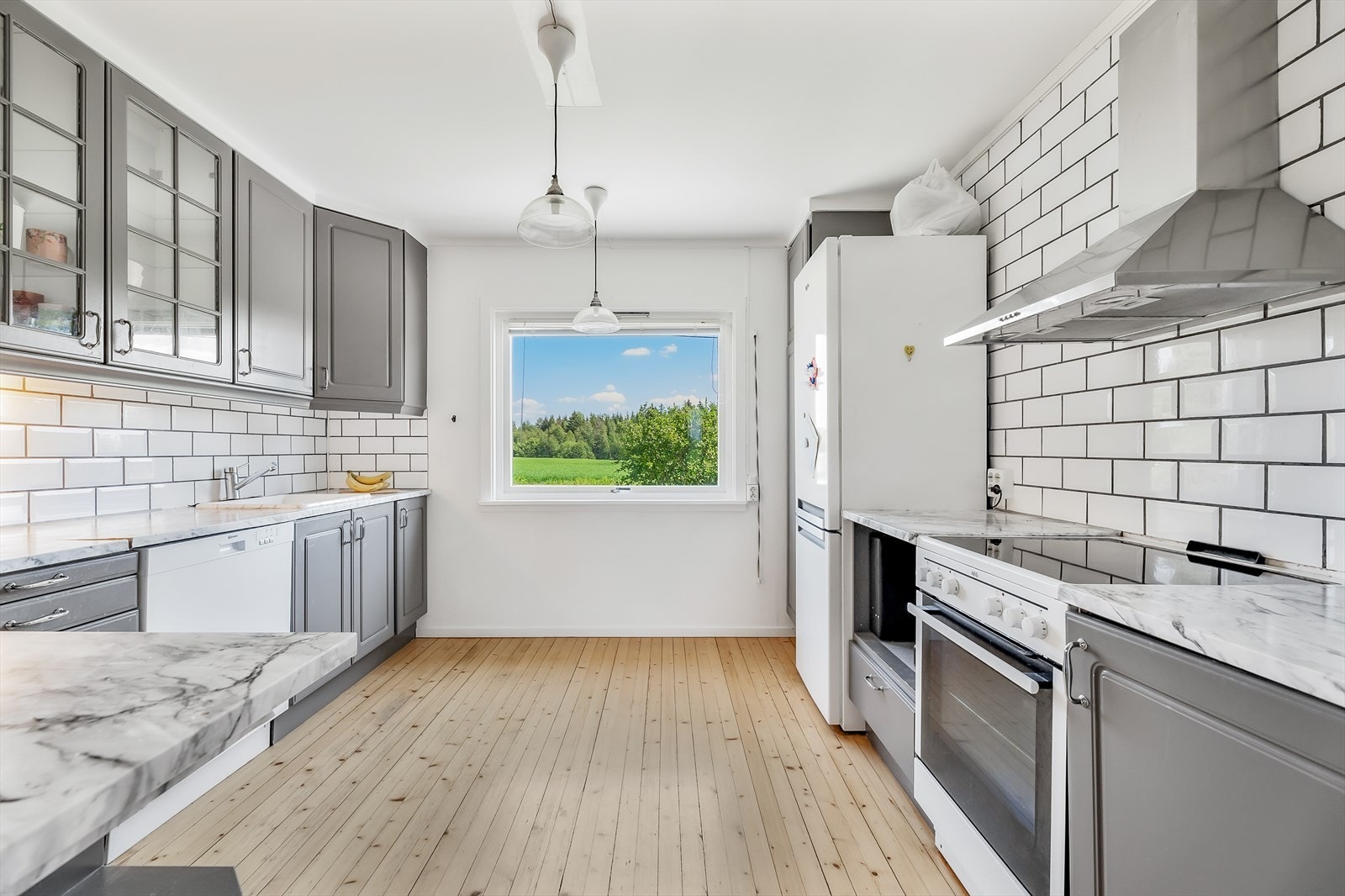 Eget stort kjøkkenrom med plass til frokostbord ved vinduet Galleribilde