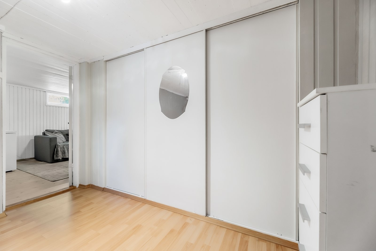 Det er plassbygd skyvedørsgarderobe i ett av de store rommene Galleribilde