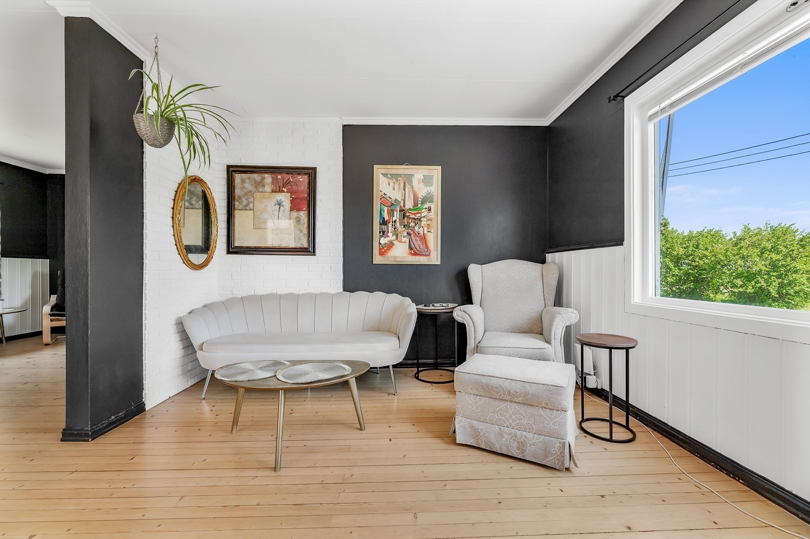 Koselig hjørne i stuen med utsikt mot hagen Galleribilde