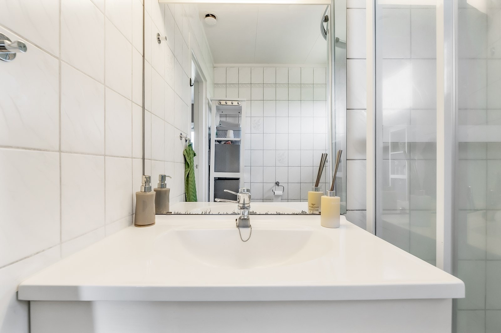 Badet er utstyrt med dusjkabinett, gulvstående wc og servantinnredning med underskap Galleribilde