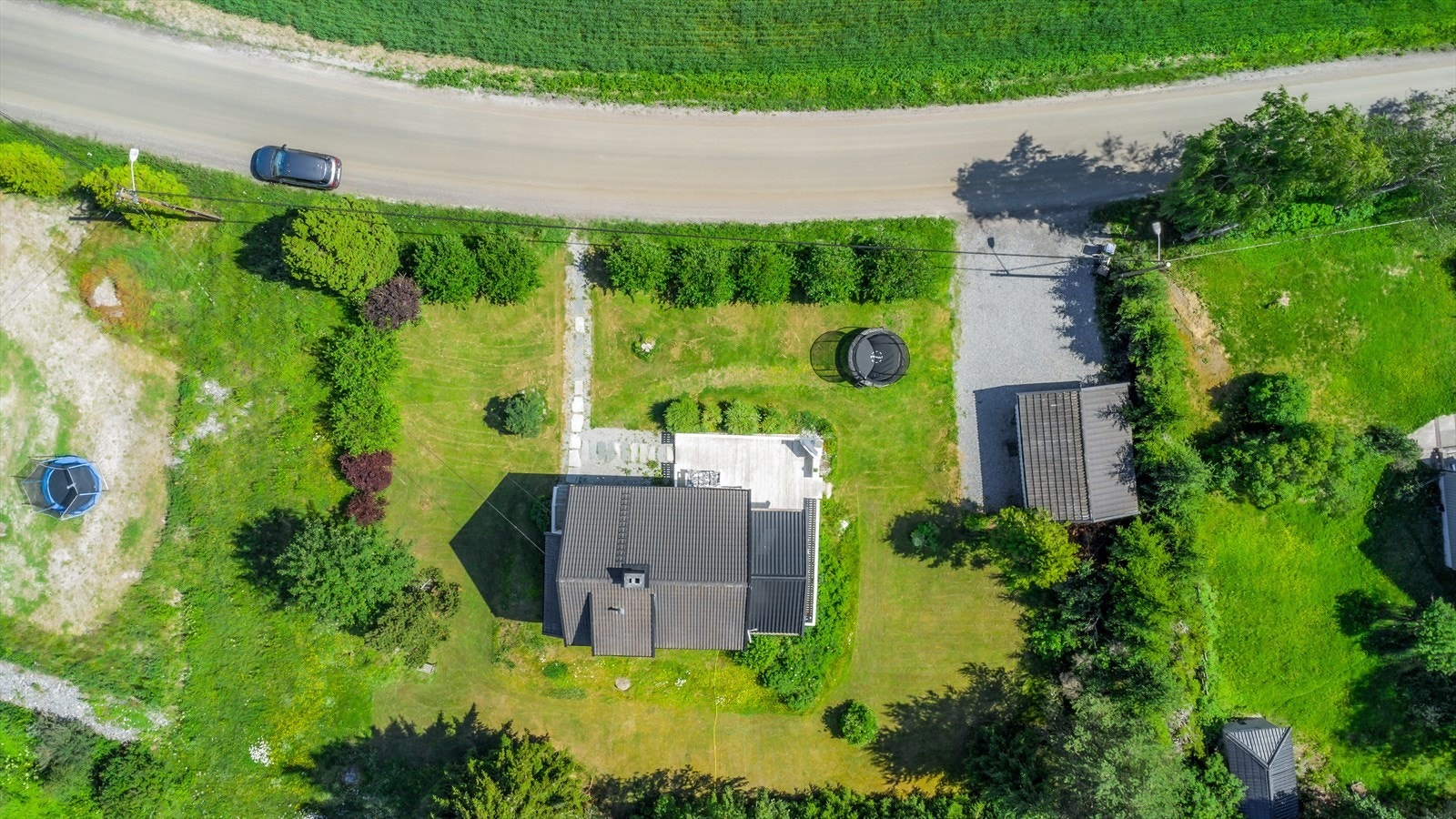 Dronebilde direkte over eiendommen Galleribilde