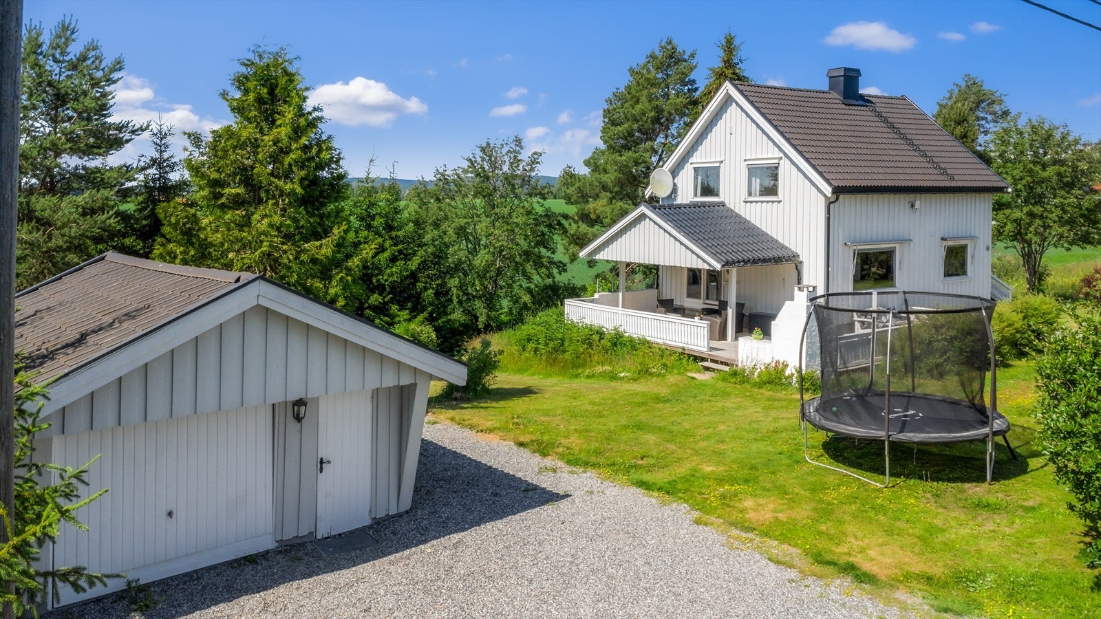 Parkering skjer i enkel garasje med utebod og på gruset gårdsplass Galleribilde