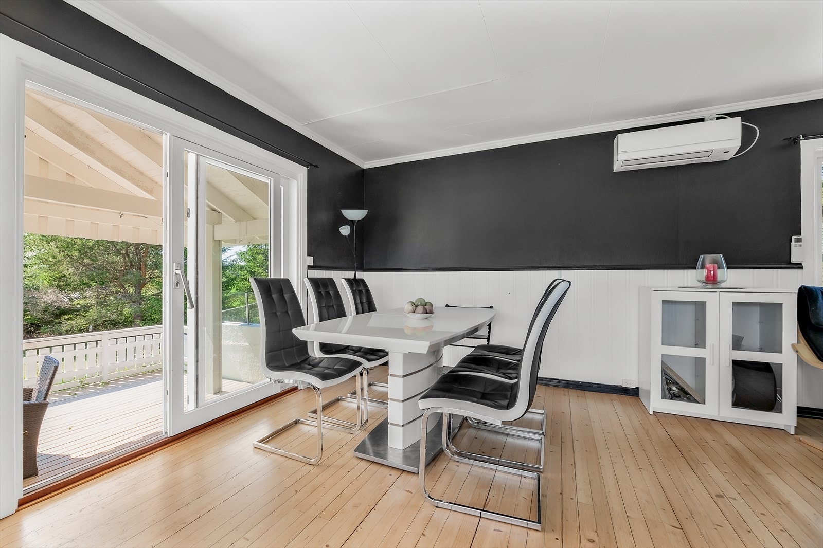 Fra stuen er det utgang til terrassen Galleribilde