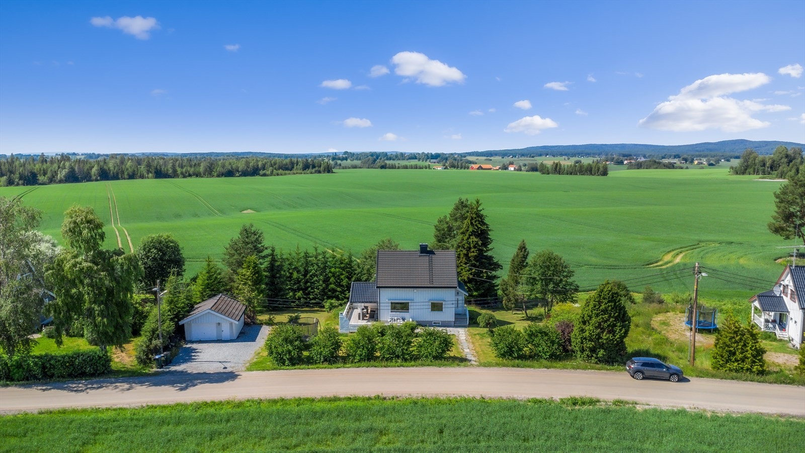 Enebolig med landlig beliggenhet og flotte omgivelser Galleribilde