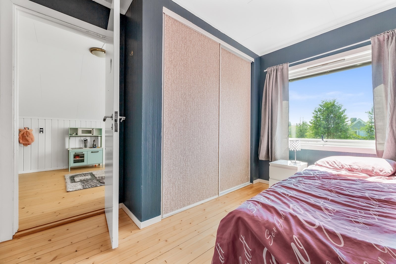 Soverom 1 med plassbygd garderobeløsning Galleribilde