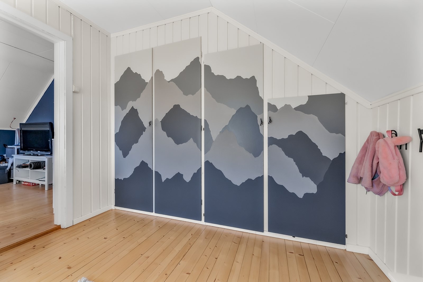 Det er innebygde garderobeskap på to av soverommene Galleribilde