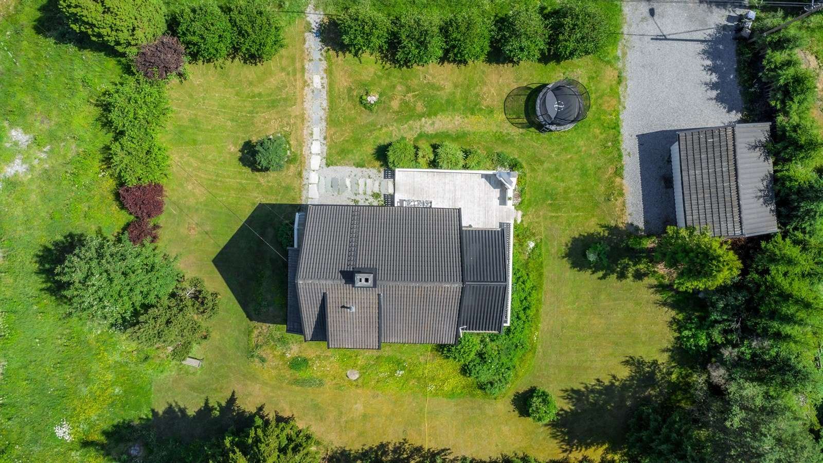 Romslig tomt med god plass til aktiviteter Galleribilde