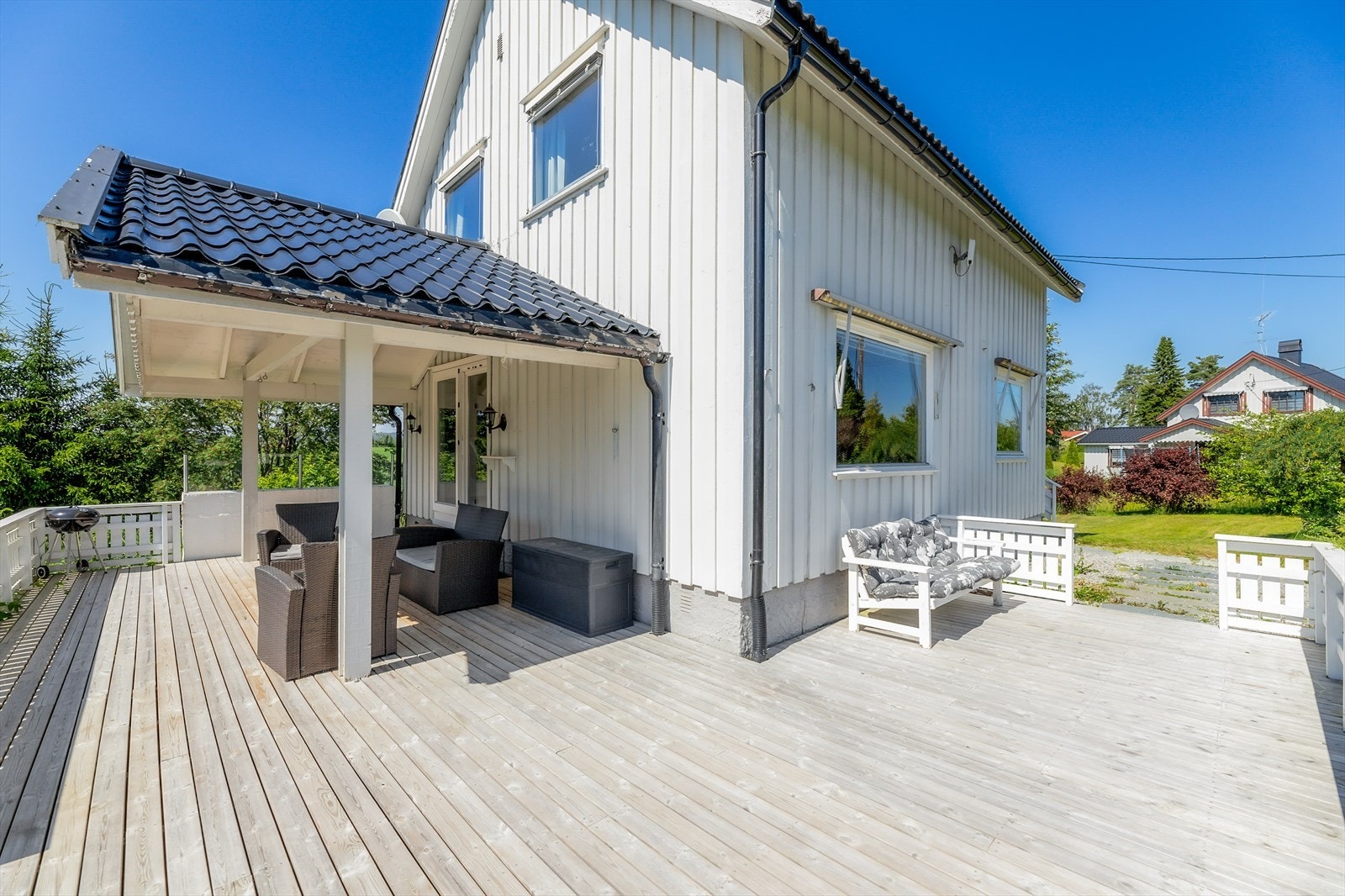 Romslig og delvis overbygd terrasse på hele 46 m² Galleribilde