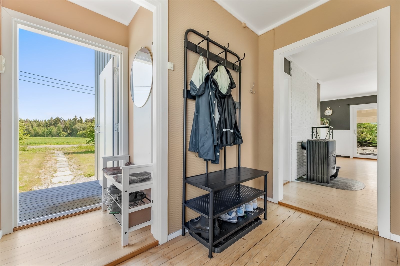 Innenfor døren er et praktisk vindfang med plass til skoskap og oppheng. Det er ytterligere oppbevaringsmuligheter i gangen innenfor Galleribilde