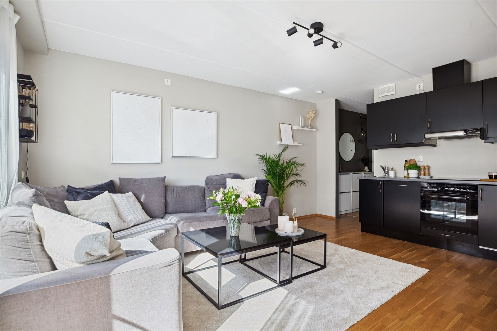 Her får du umiddelbar nærhet til resturant, dagligvarebutikk, treningssenter og Solsiden kjøpesenter. Galleribilde