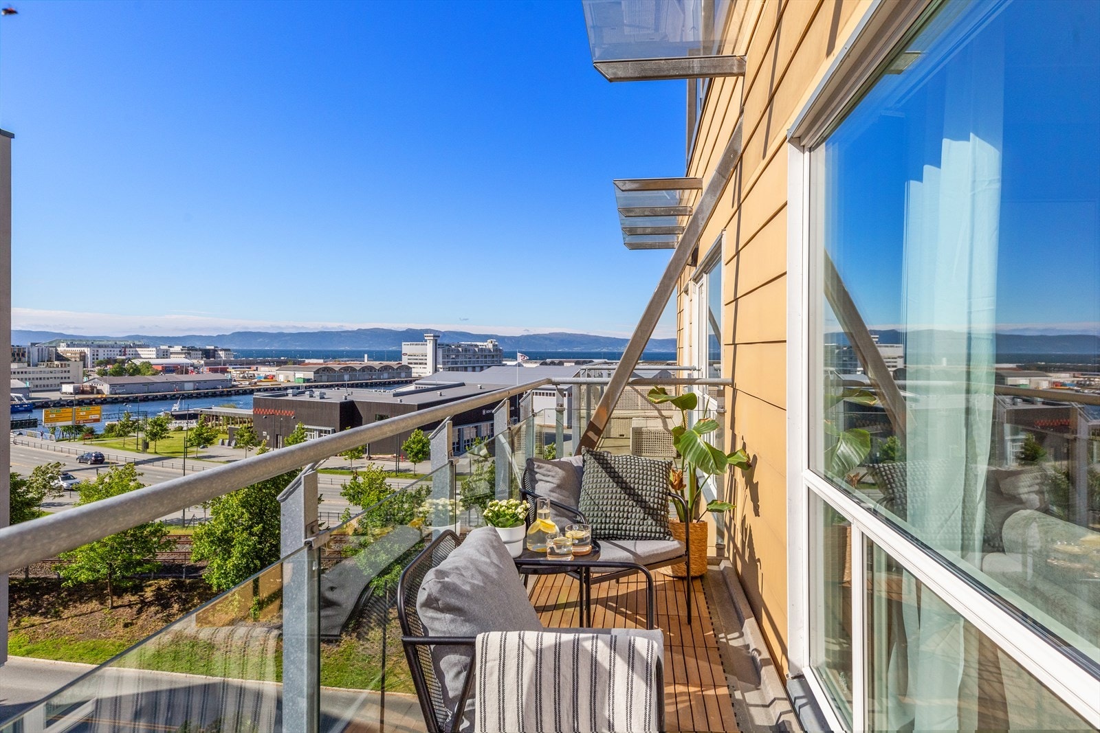 Solfylt balkong med gode muligheter for å nyte finværet på varme sommerdager. Galleribilde