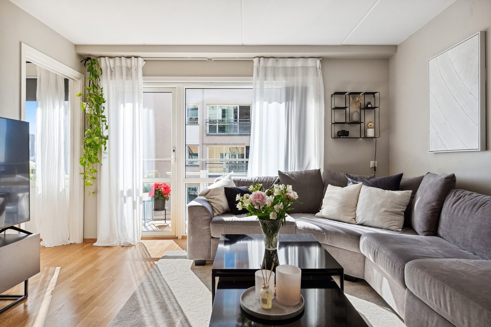 I stuen er det store vindusflater med godt naturlig lys, med umiddelbar tilgang til en solfylt balkong. Galleribilde