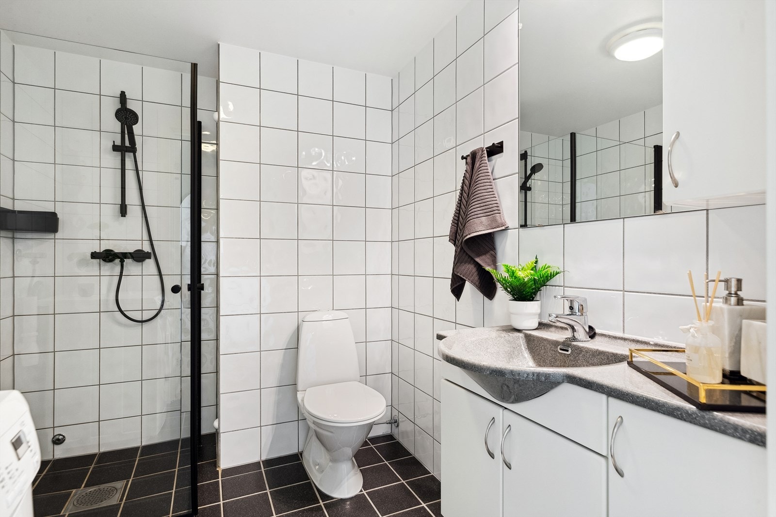 Badet er på ca. 4,5m² og har en praktisk plassering i leiligheten. Galleribilde