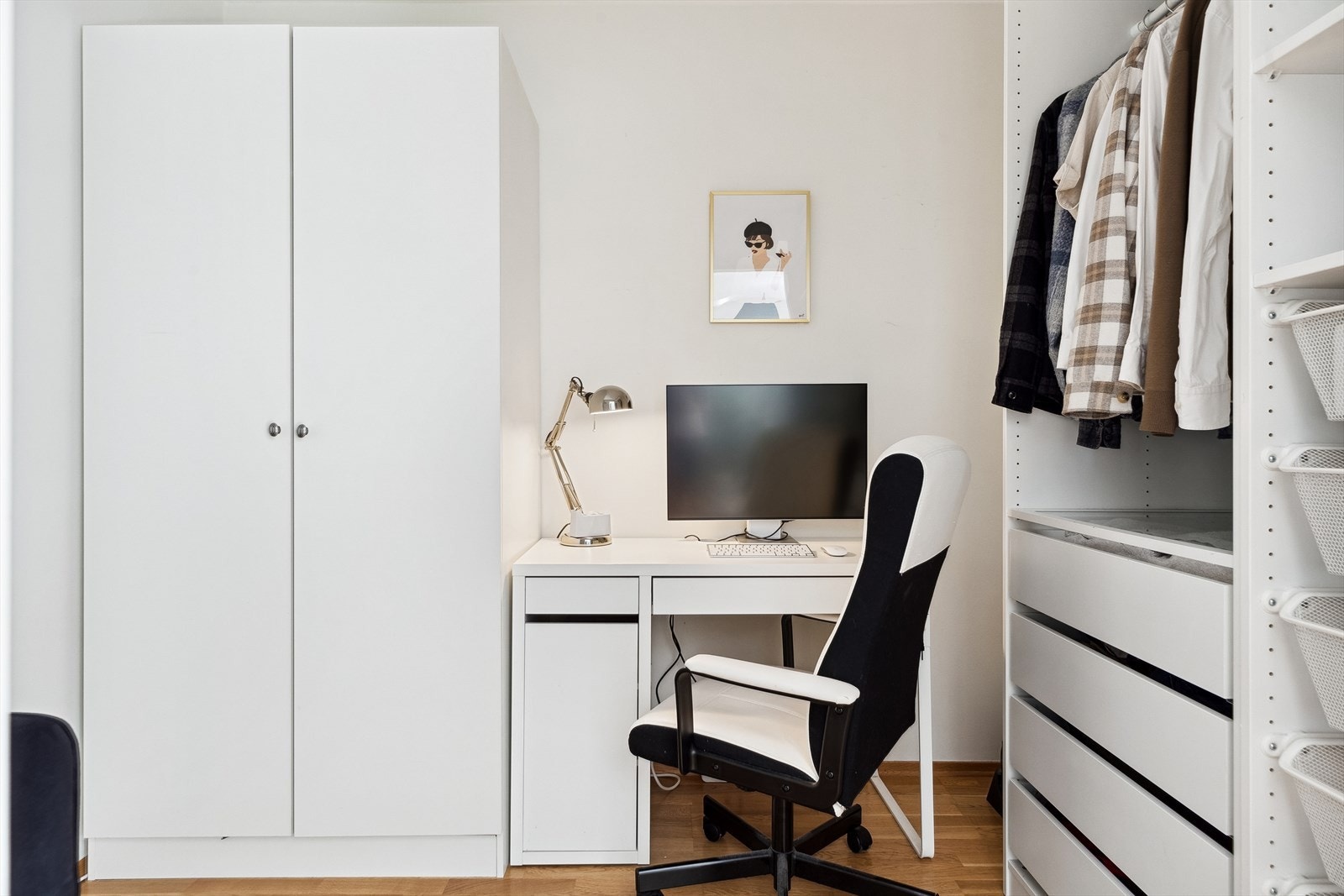 Kontorrom som gir gode muligheter for ekstra lagringsplass, samt flere løsninger. Galleribilde