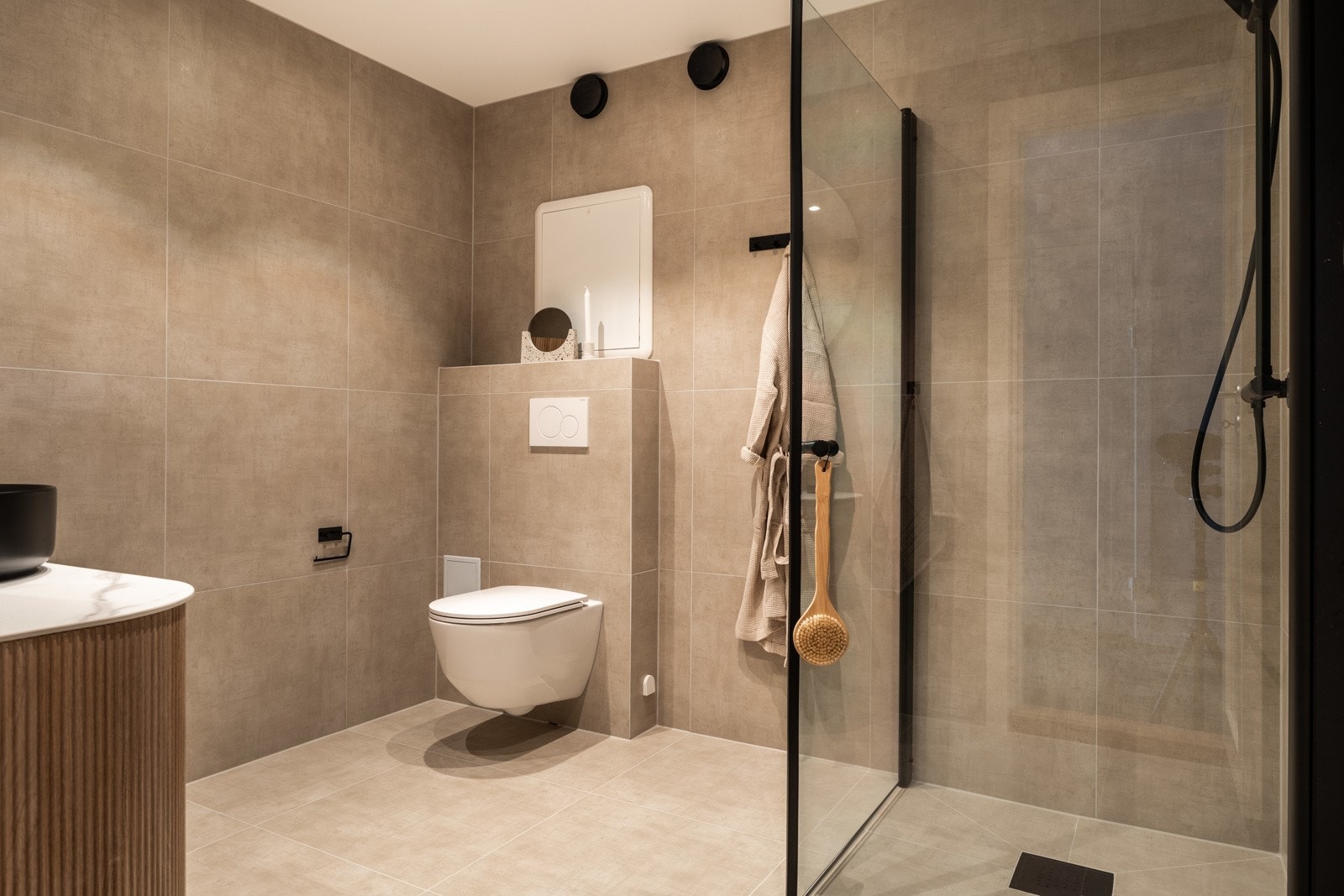 Helfliset baderom fra 2024 med flislagt gulv med varme og flislagte vegger. Galleribilde