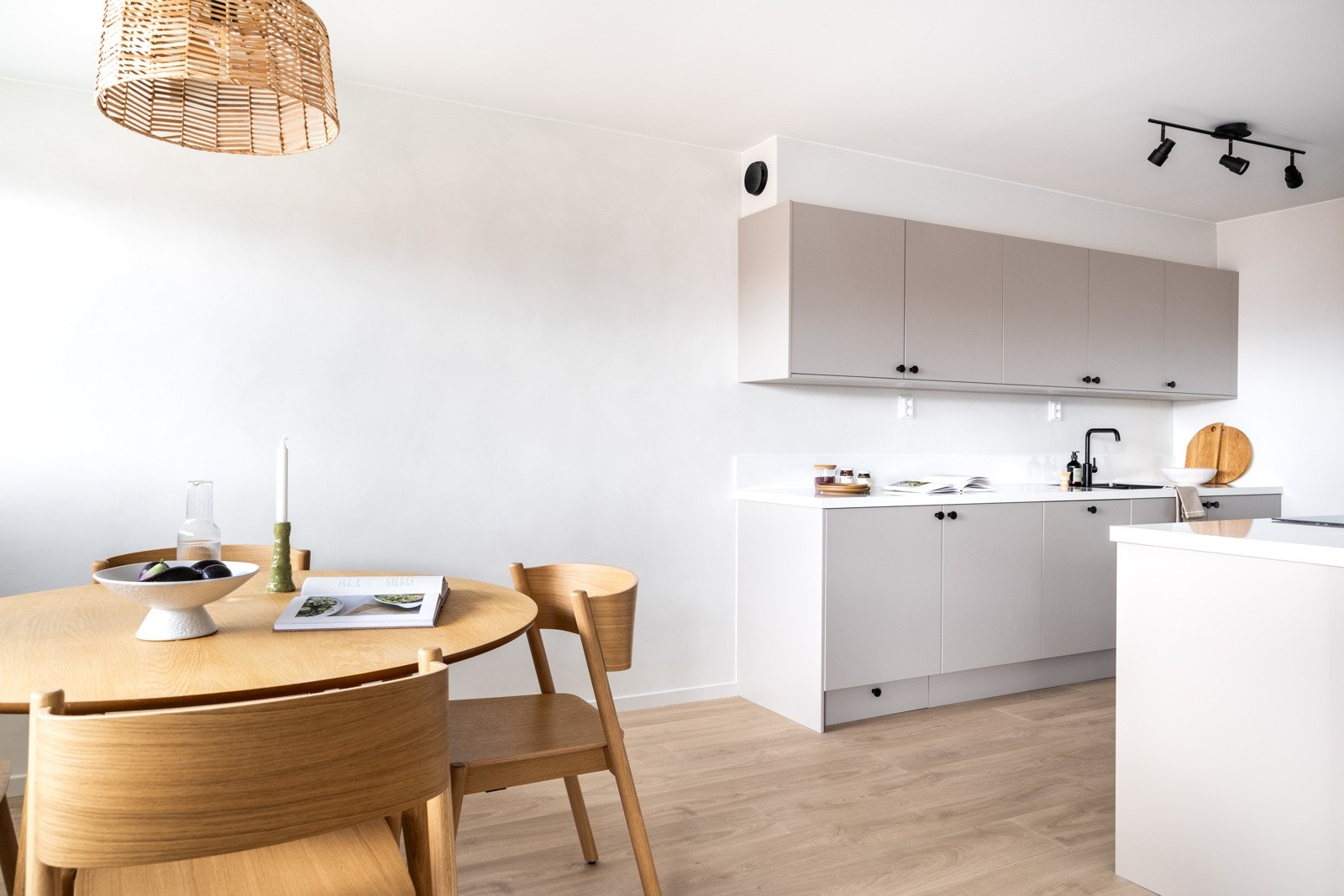 Epoq kjøkkeninnredning fra 2024 med glatte fronter og benkeplater av laminat med nedsenket oppvaskkum. Galleribilde