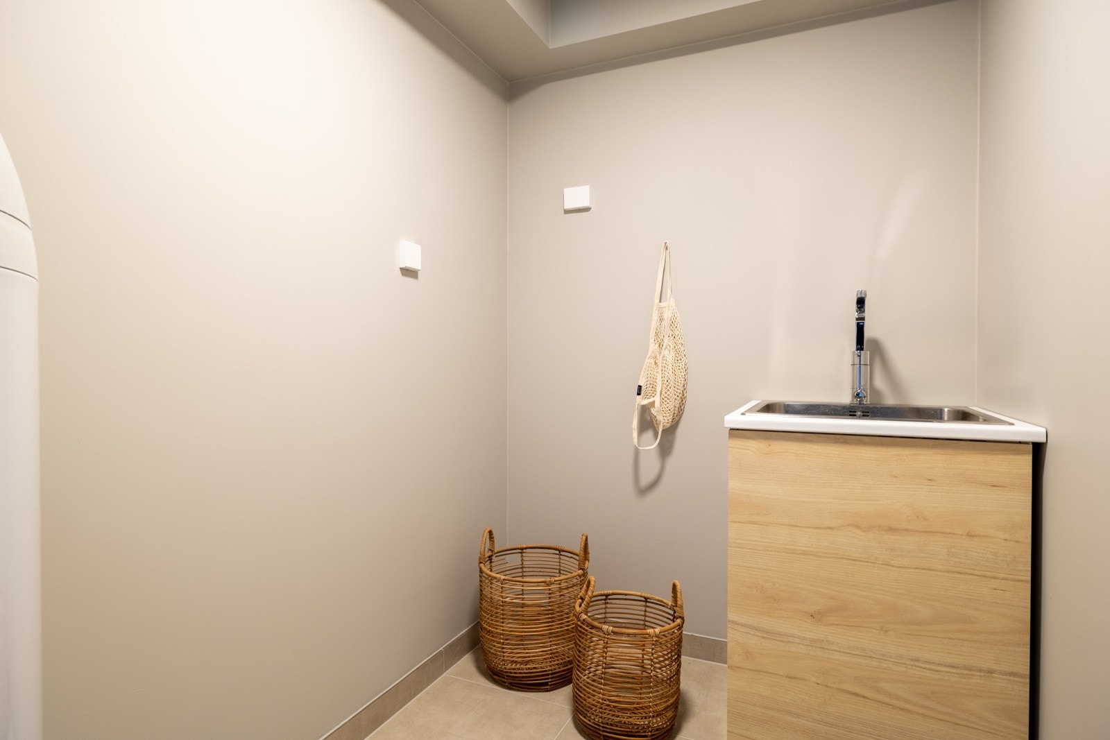 Vaskerom fra 2024 med flislagt gulv, veggflater med malte flater og sokkelfliser. Galleribilde