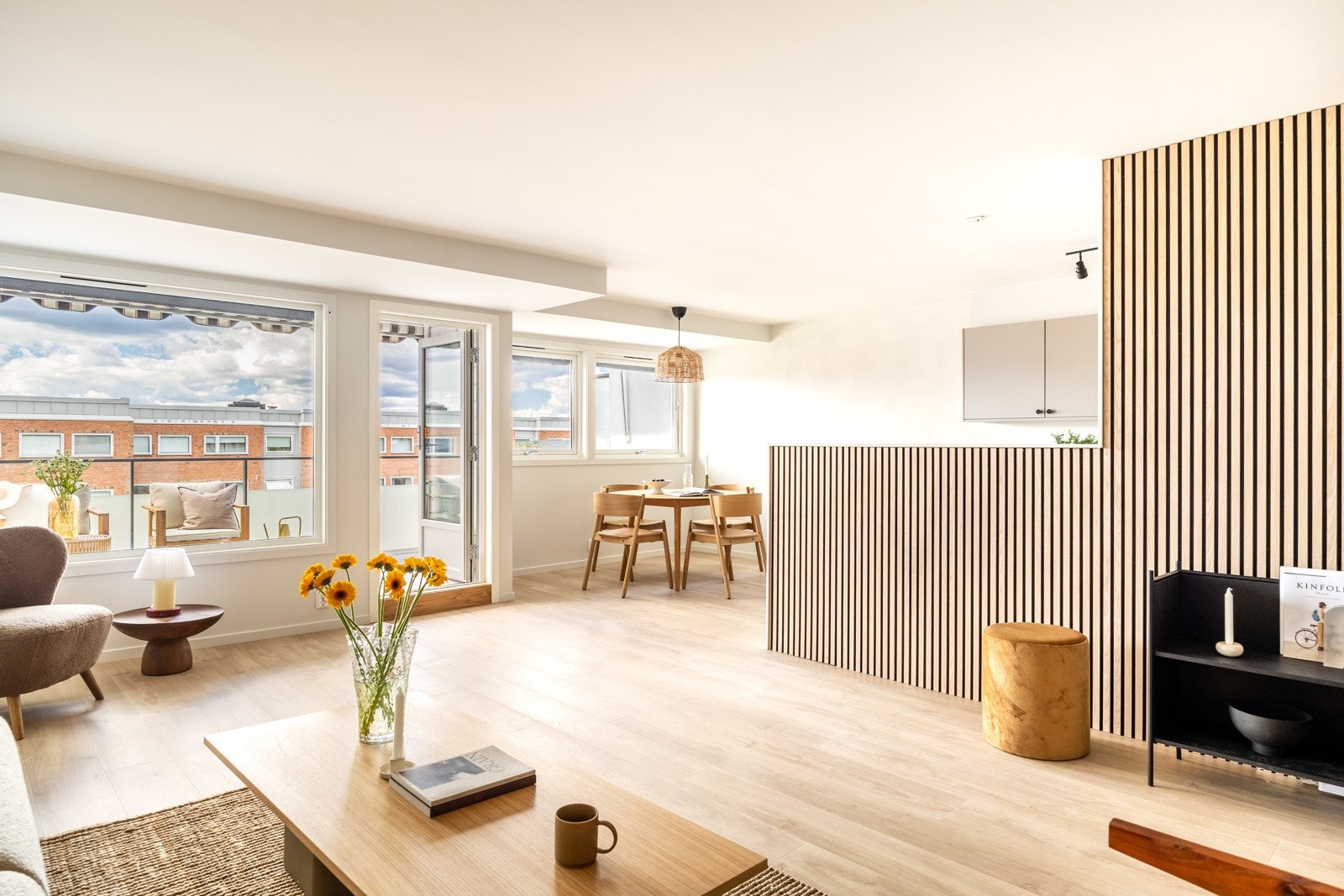 Hele leiligheten ble totalt renovert i 2024 med moderne designvalg. Galleribilde