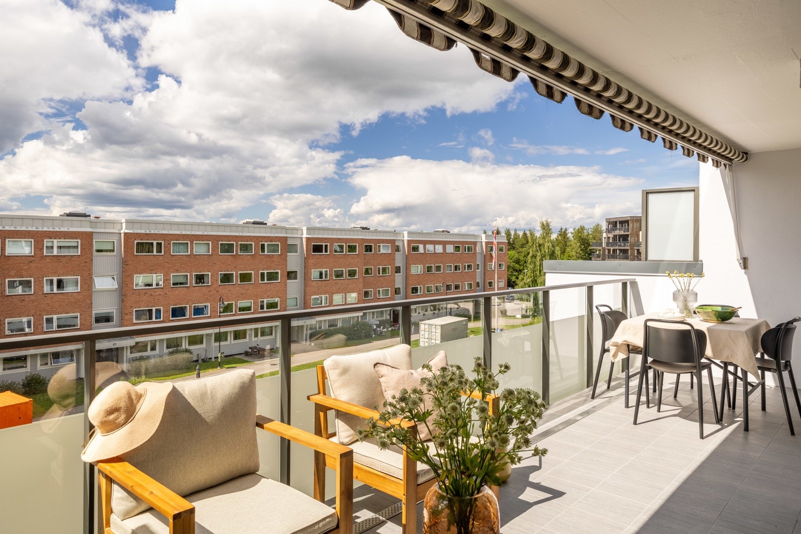 Påkostet og gjennomgående 4-roms leilighet med garasjeplass og stor vestvendt terrasse på 18 kvm. Galleribilde