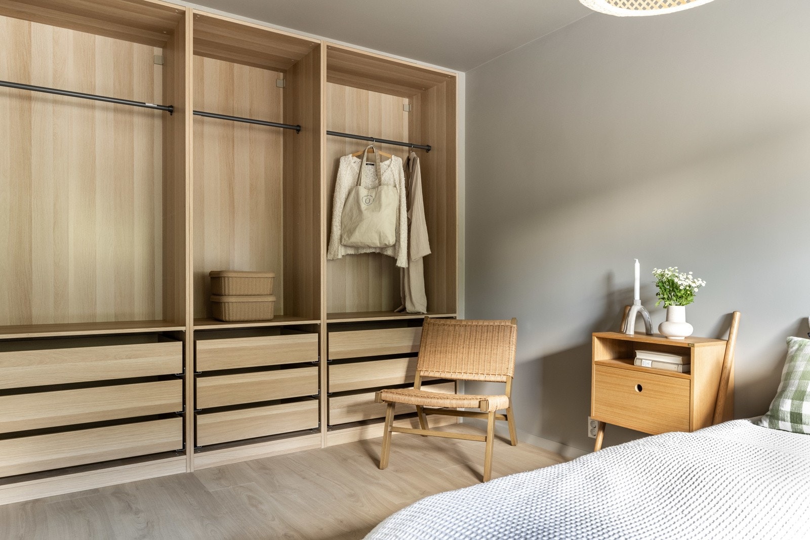 Hovedsoverommet er innredet med stort, innredet garderobeskap. Galleribilde