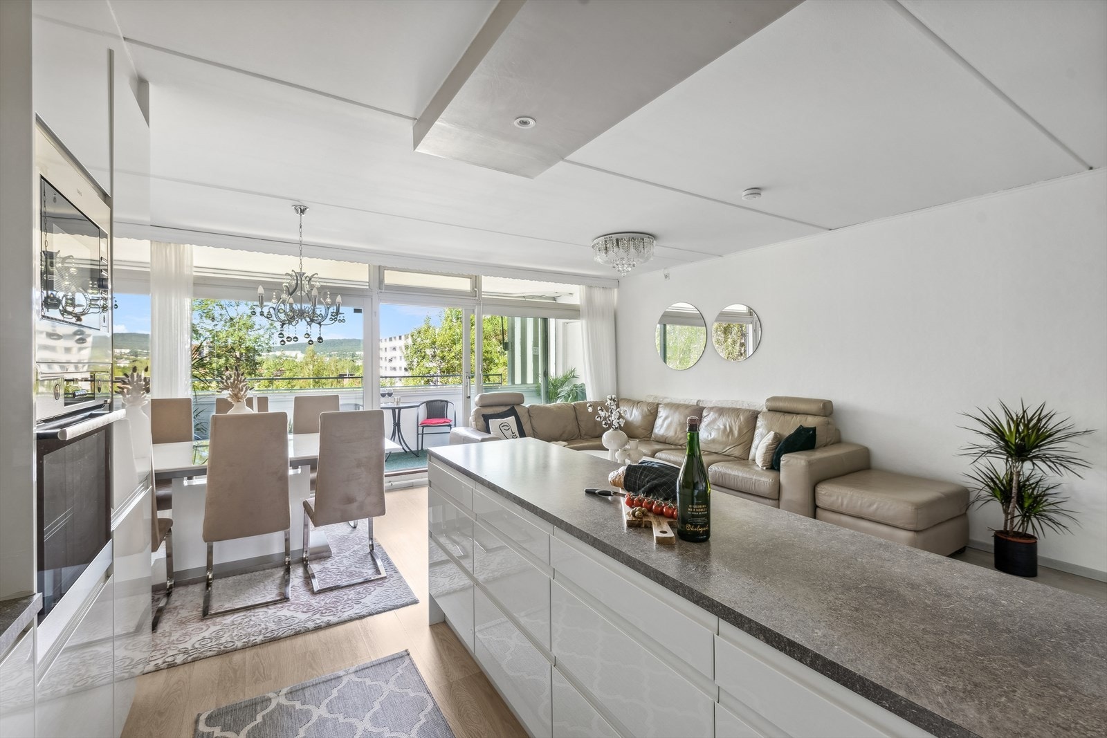 Stuen/kjøkkenet har store vindusflater som gir mye naturlig lysinnslipp og bidrar til en behagelig romfølelse. Galleribilde